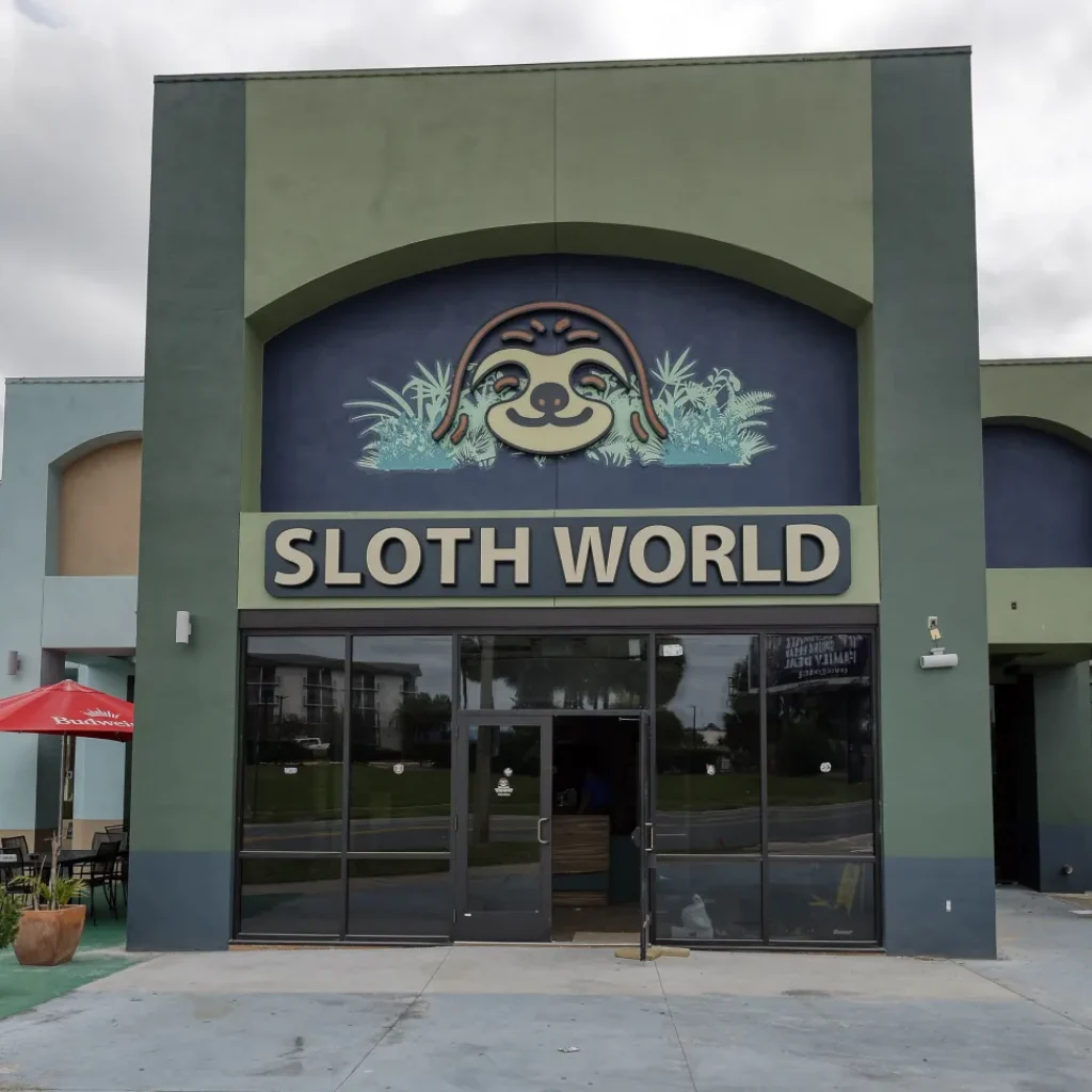 tos-l-sloth-world1535